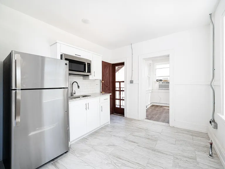 Sunset Heights - 412 W Yandell Street — Photo 7