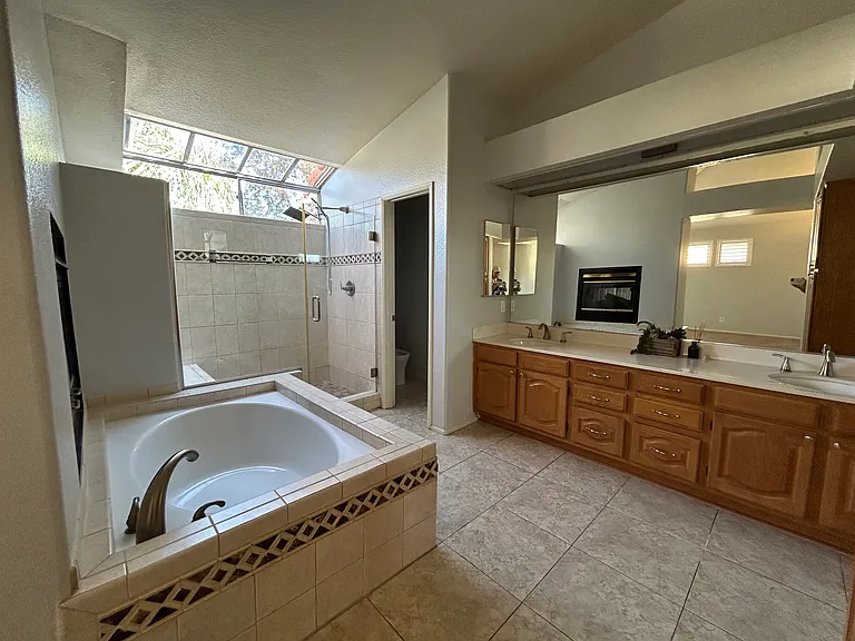 15743 Pepper St — Photo 23