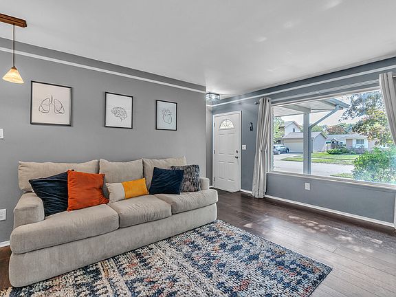 4th image of 39724 Fox Valley Dr