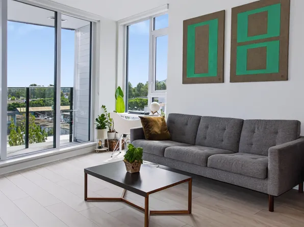 1401 Hunter St #405, North Vancouver, BC V7J 0E2