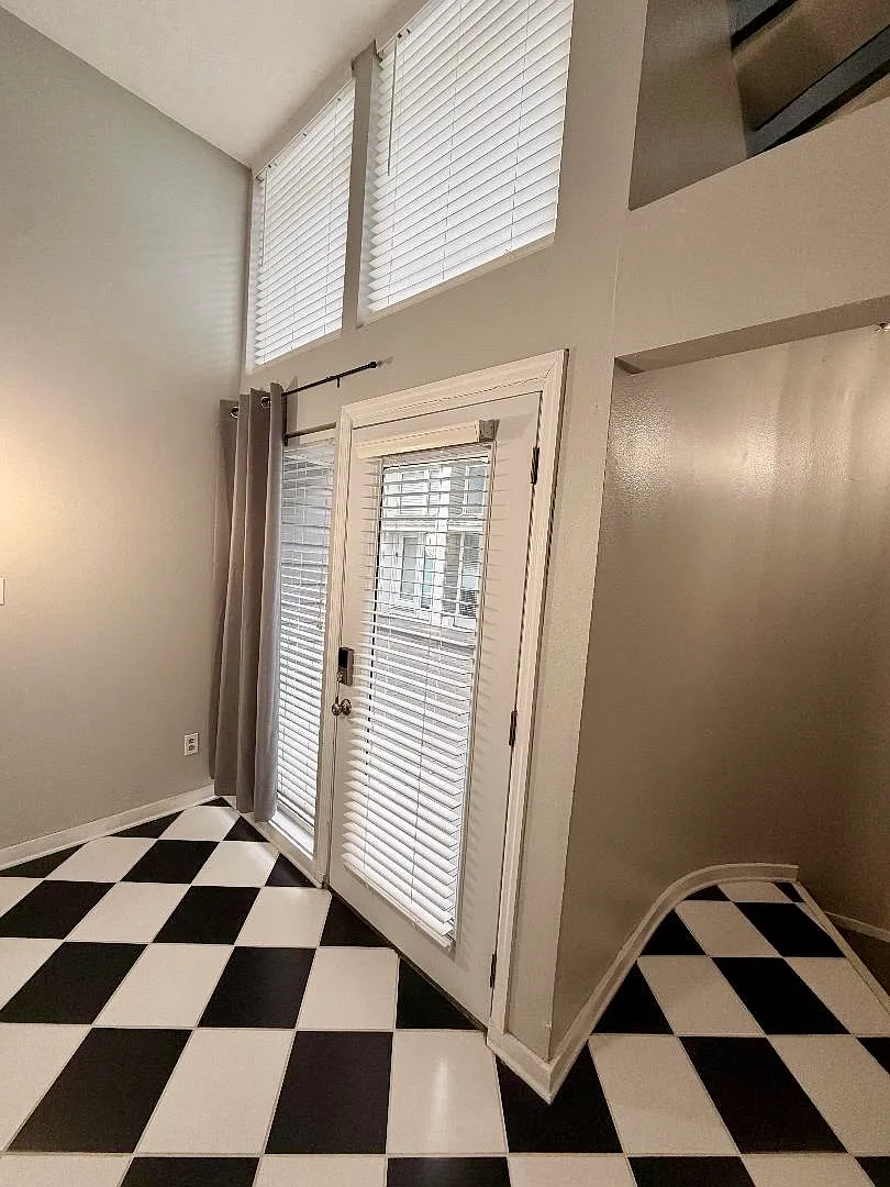 815 W Pensacola St — Photo 4