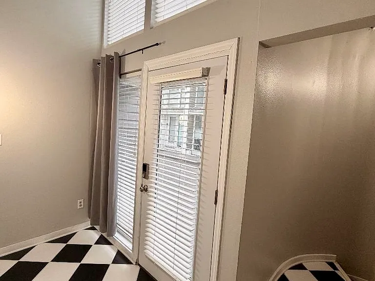 815 W Pensacola St #7 — Photo 3