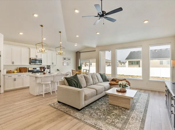 1573 E Lynx Ln, Eagle Mountain, UT 84005