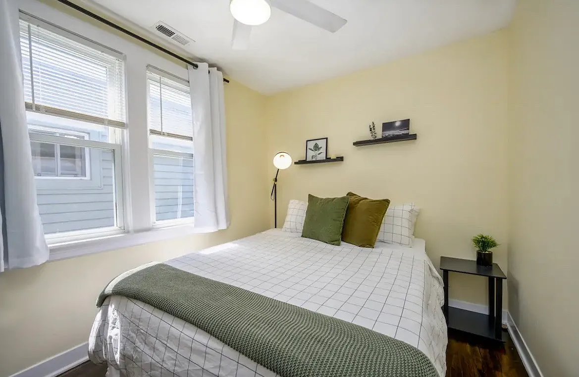 2635 N Avers Ave — Photo 3