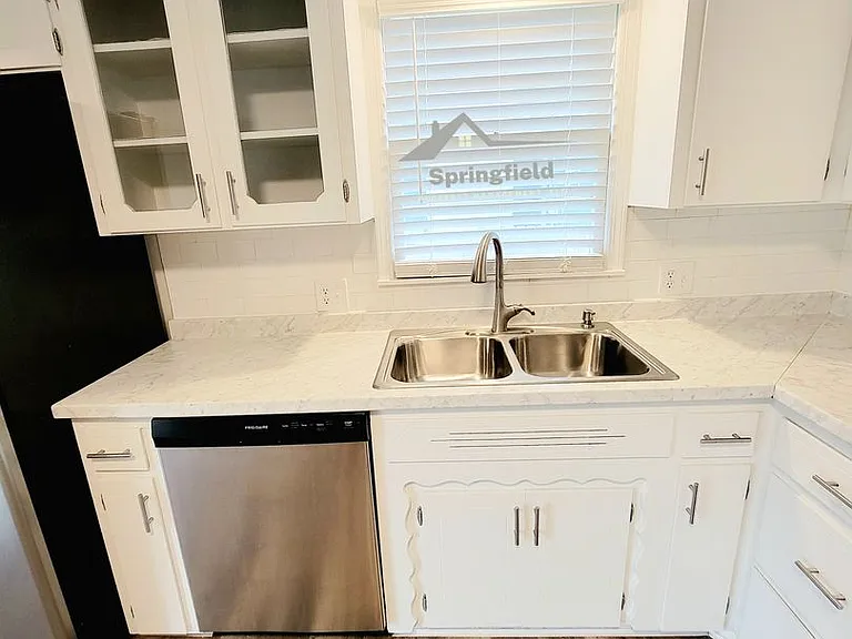 1252 E Cambridge St — Photo 6