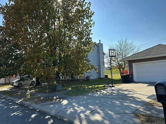 2nd image of 1931 Meadow Ln