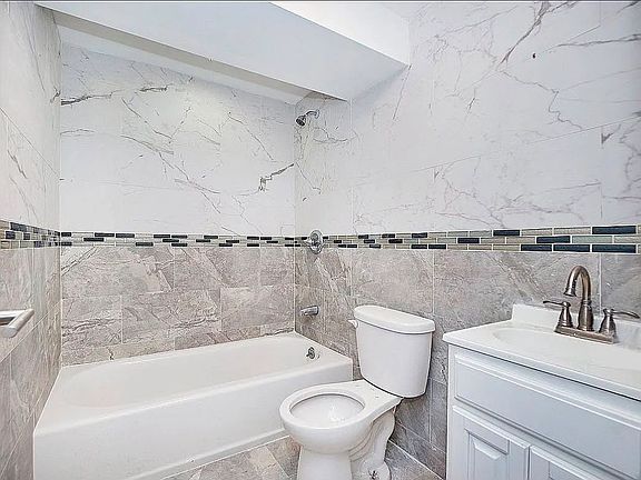 3rd image of 1635 Carroll St APT 1