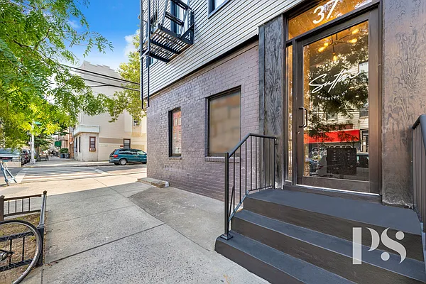 Rented by Compass | media 47