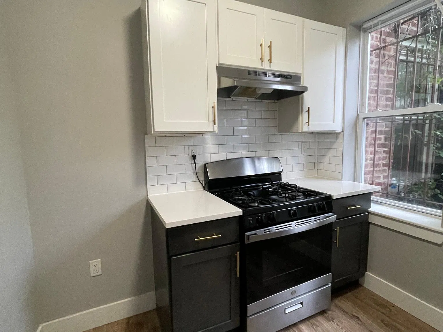 2 bed, 800 sqft, $1,900 — Photo 1