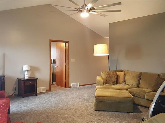 4th image of 233 Hillside Dr