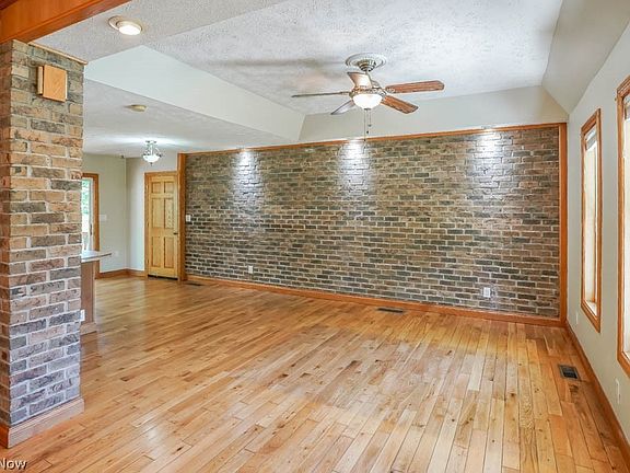 4th image of 3559 Woodlawn Dr