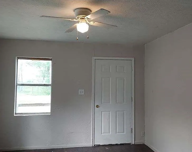 215 Blackshear St — Photo 11