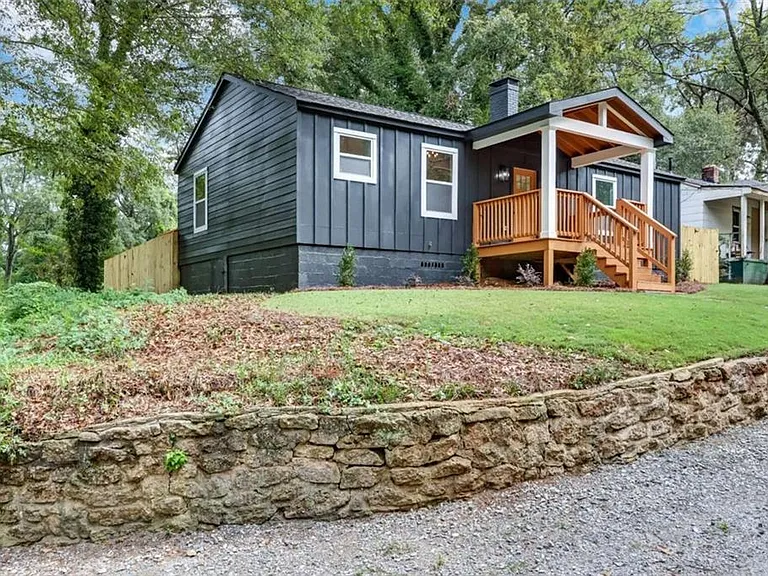 1200 Byewood Ln SW — Photo 3