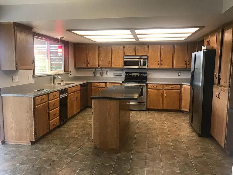 3827 Nassau Ave NE — Photo 2