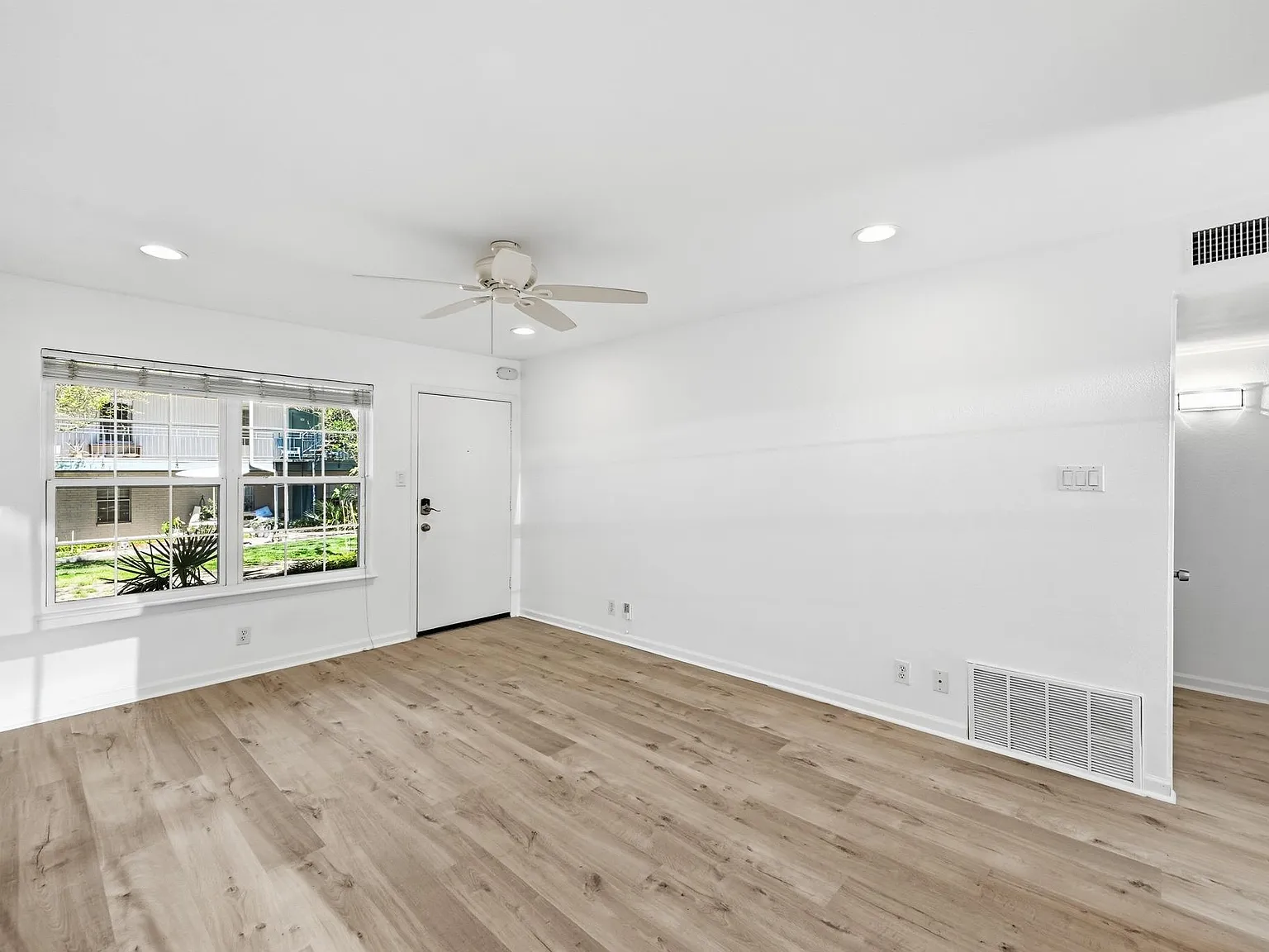 3 bed, 2.0 bath, 1239 sqft, $3,100 — Photo 2
