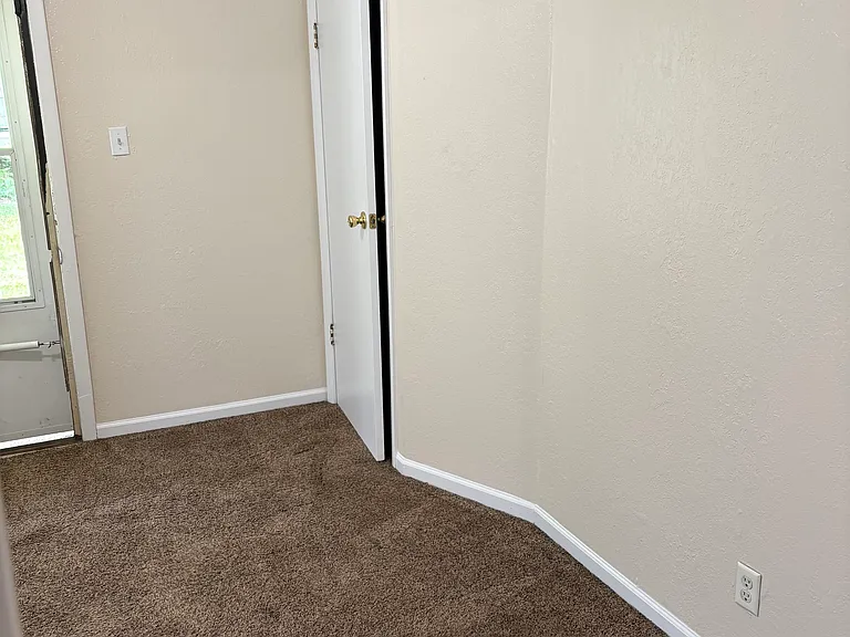 1204 S Noyes Blvd — Photo 9