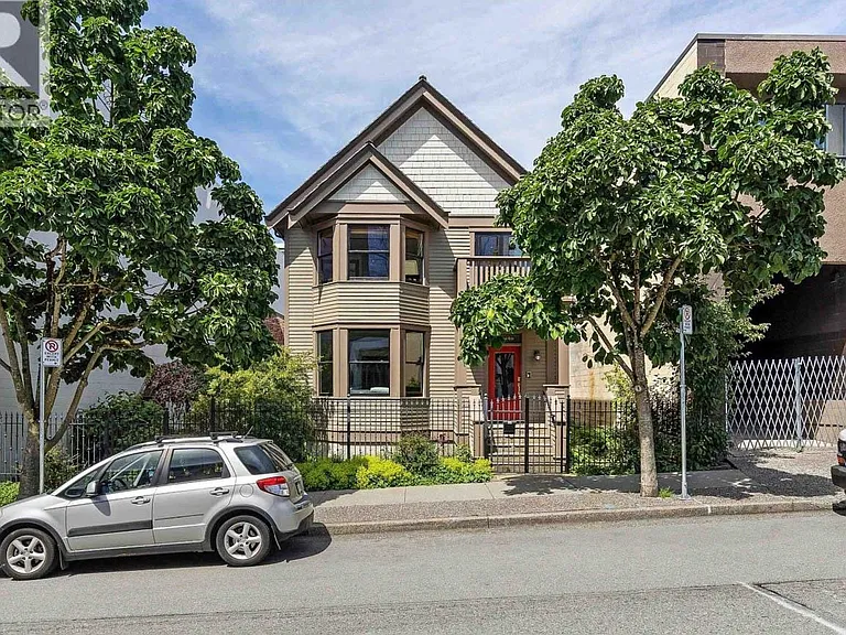 33 E 6th Ave — Photo 2