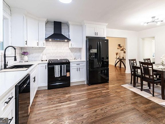 4th image of 2712 Joyce Ave