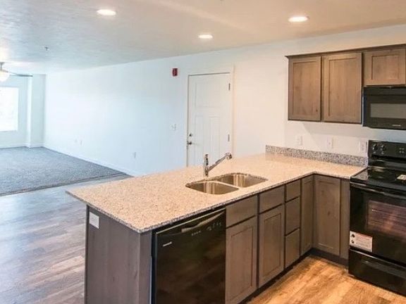 Open kitchen/dinning/living room area