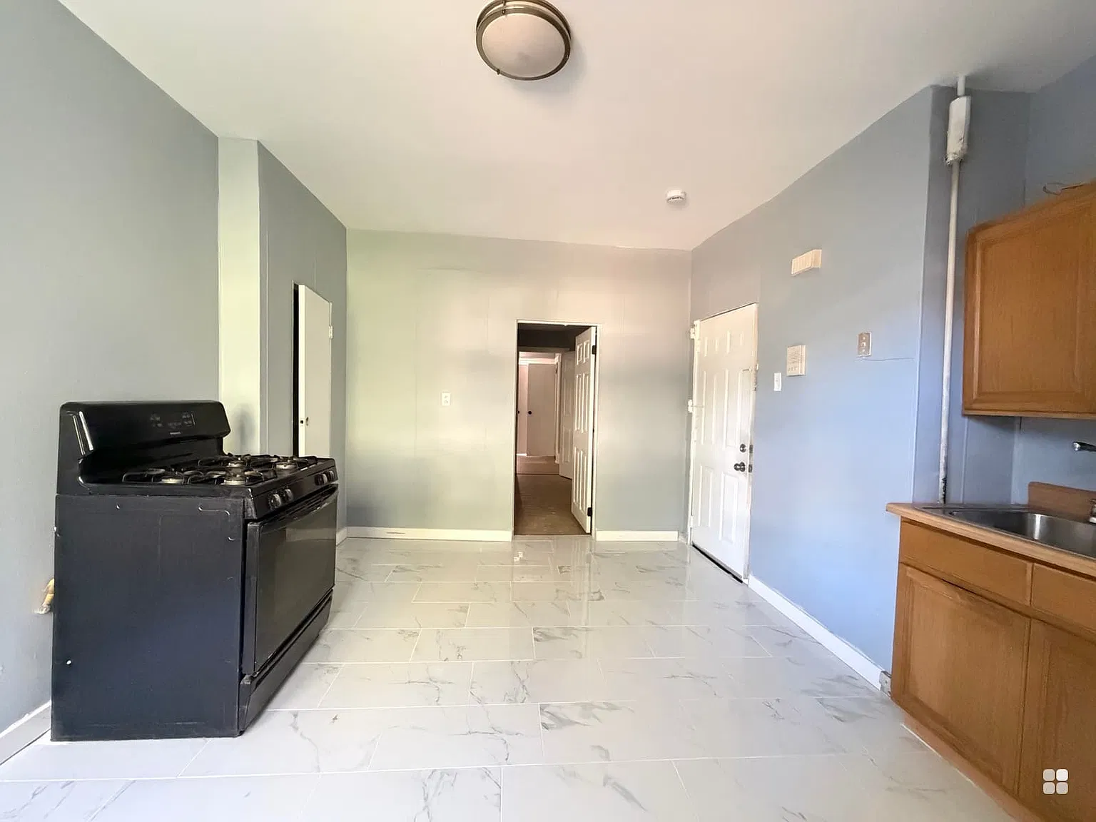 3 bed, 900 sqft, $1,950 — Photo 1