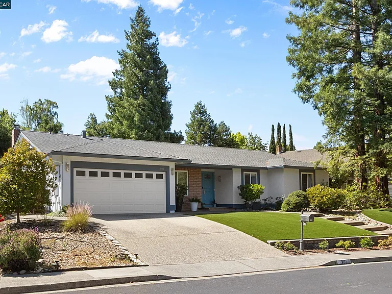 301 Domingo Ct — Photo 1