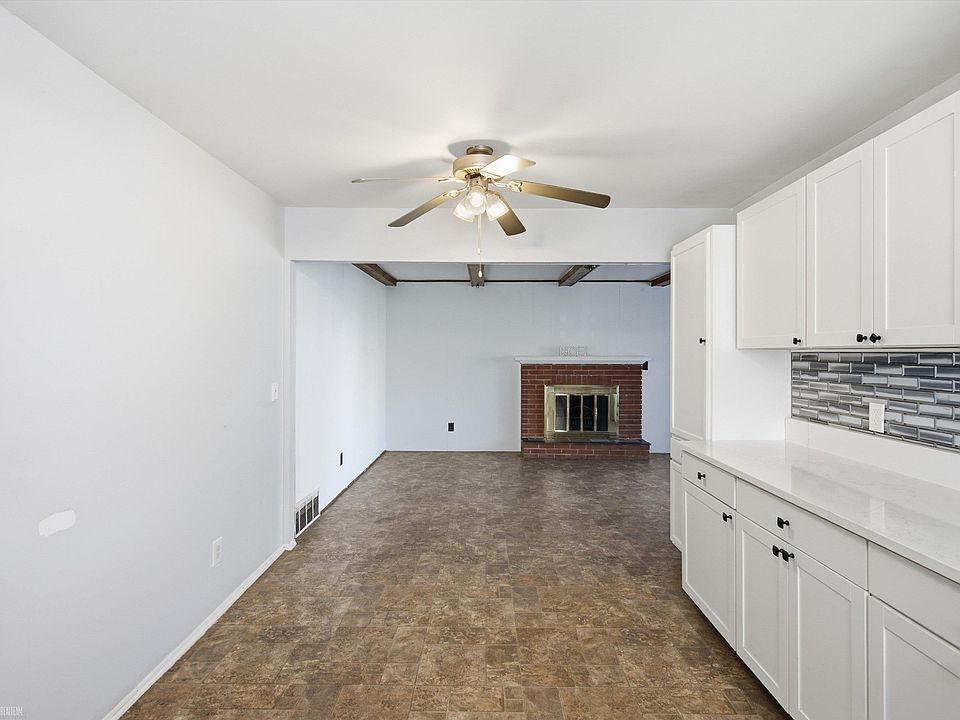 102 Lois Ln, photo 11