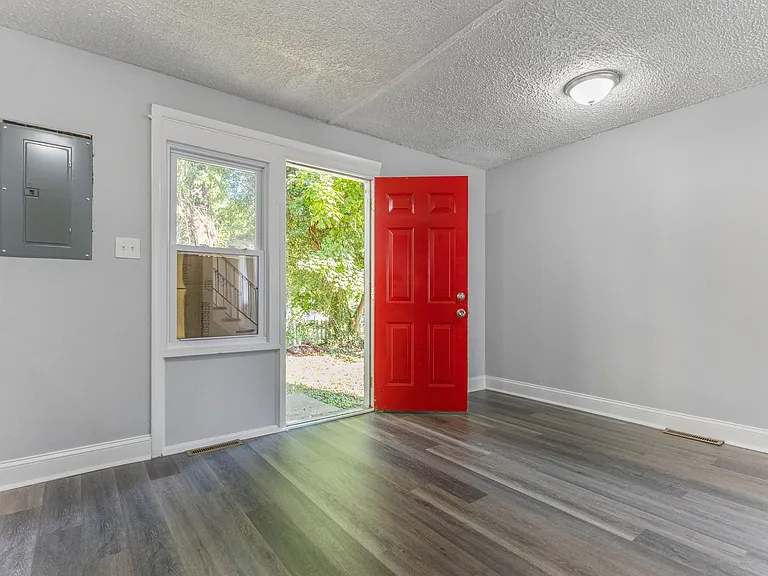 4711 Navarro Ave — Photo 3