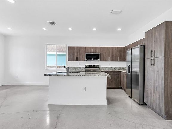 4th image of 616 NW 15th Ave #0