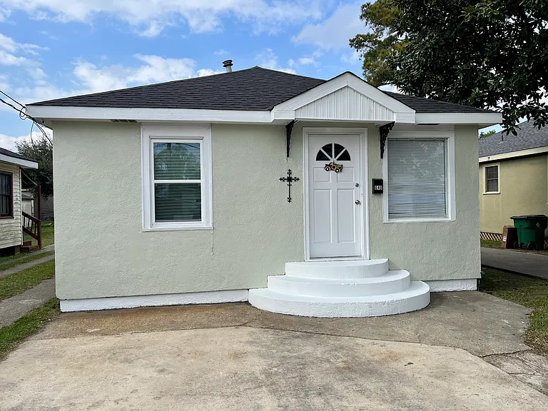 648 Avenue H — Photo 2