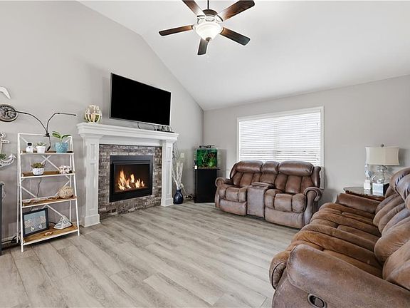 3rd image of 809 N Whispering Hills Dr