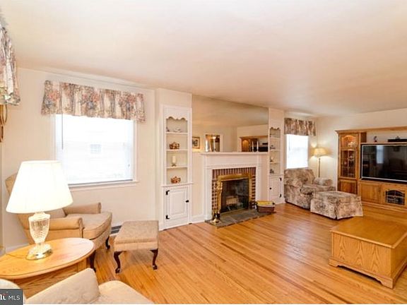4th image of 829 Harper Ave