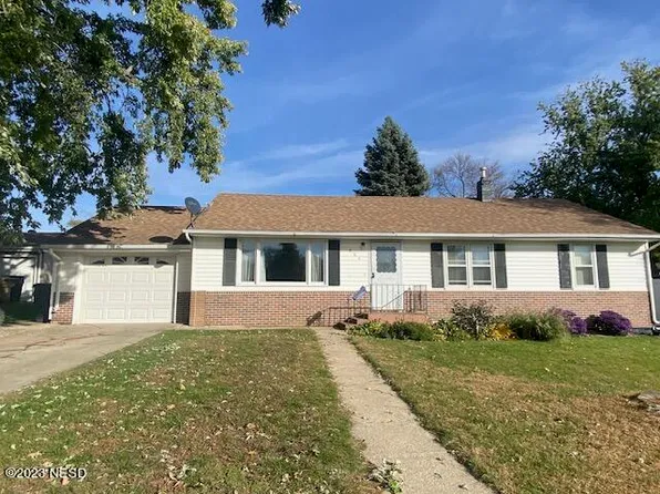 804 8th St NE, Watertown, SD 57201