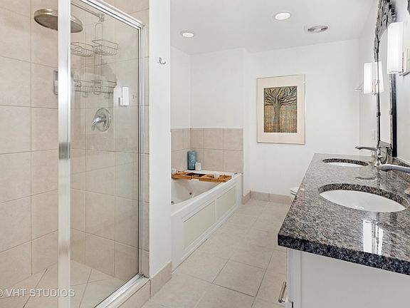 5th image of 2806 N Oakley Ave APT 404