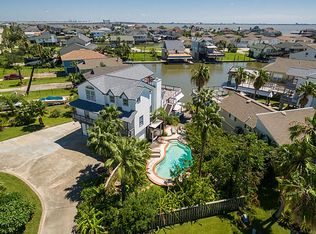 1203 Hawaii Dr, Tiki Island, TX 77554