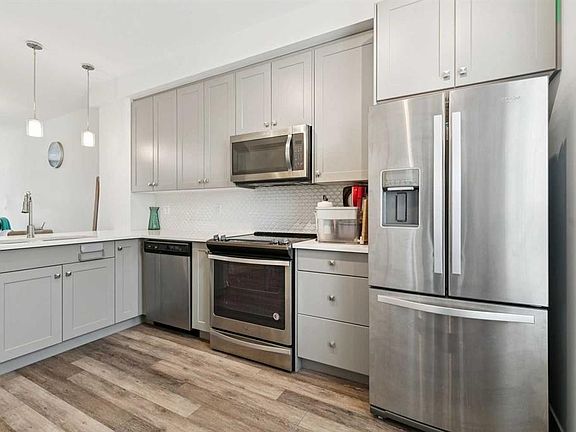 4th image of 11 S Evanscrest Mews NW #108