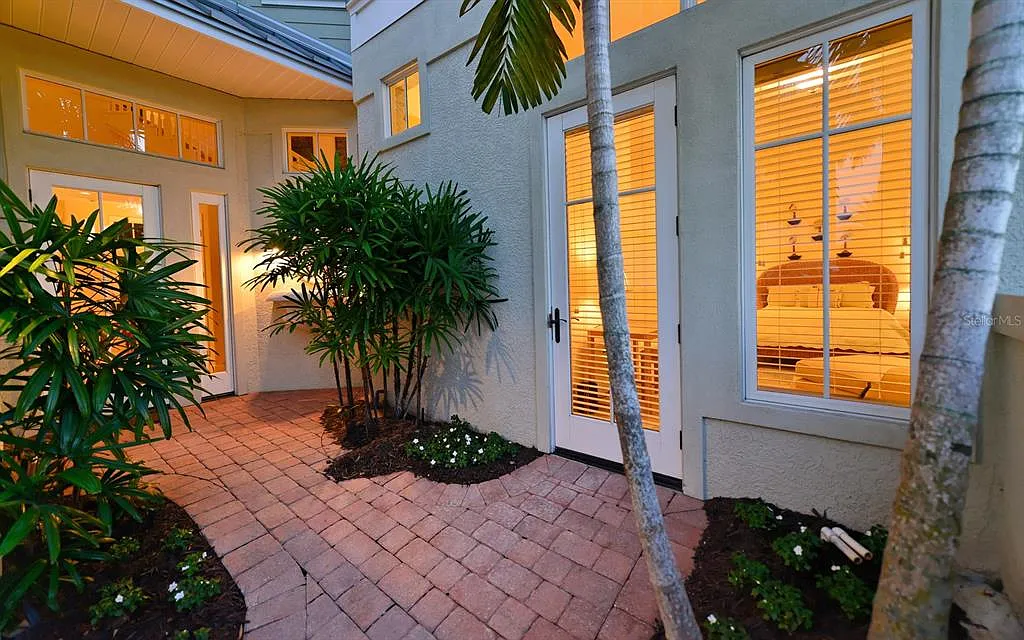 4 bed, 5.5 bath, 4610 sqft, $29,750 — Photo 2
