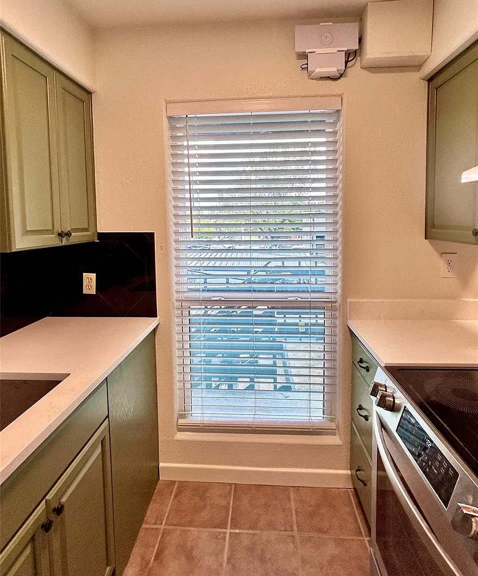 Studio, 1.0 bath, 425 sqft, $1,050 — Photo 3