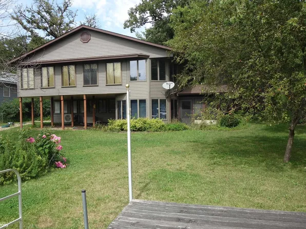 6137 NE Lakeshore Dr, Brooklyn, IA 52211