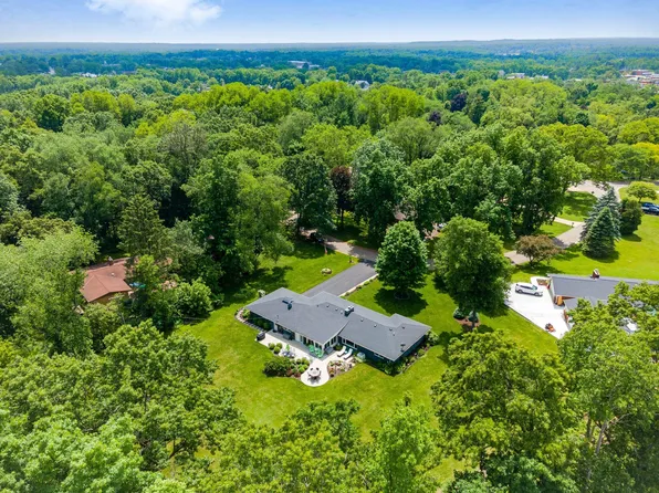1047 Hillcrest Ave, Brighton, MI 48116