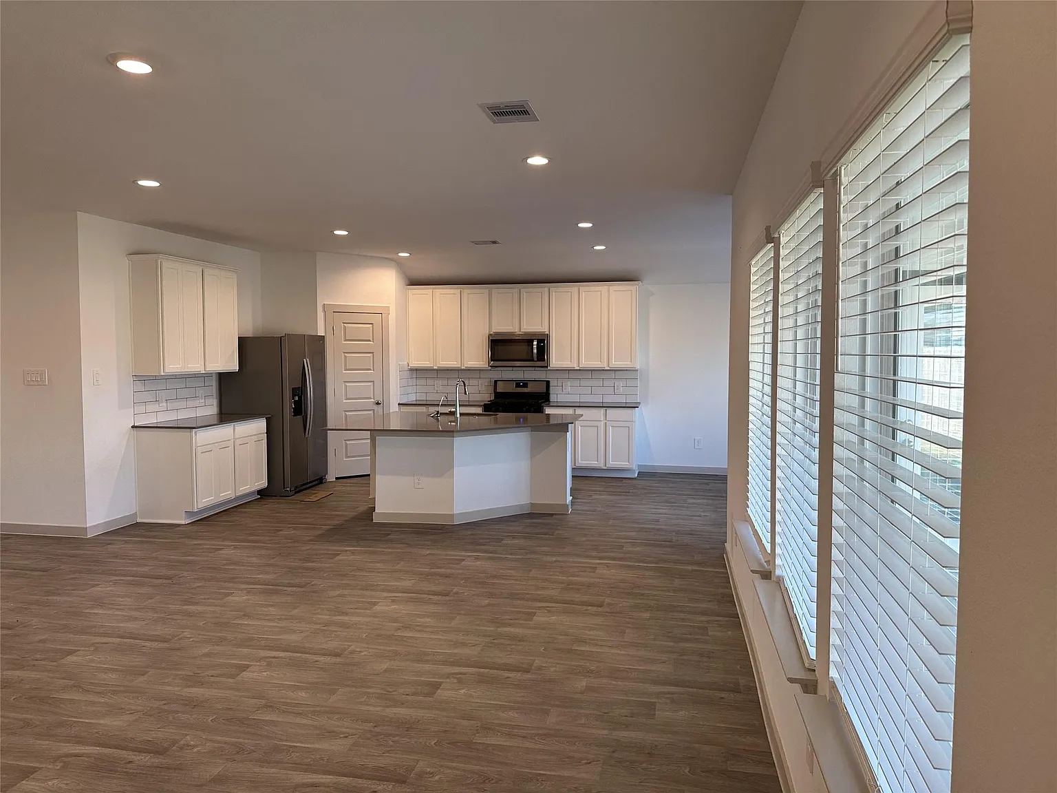 4 bed, 2.0 bath, 2132 sqft, $2,399 — Photo 4