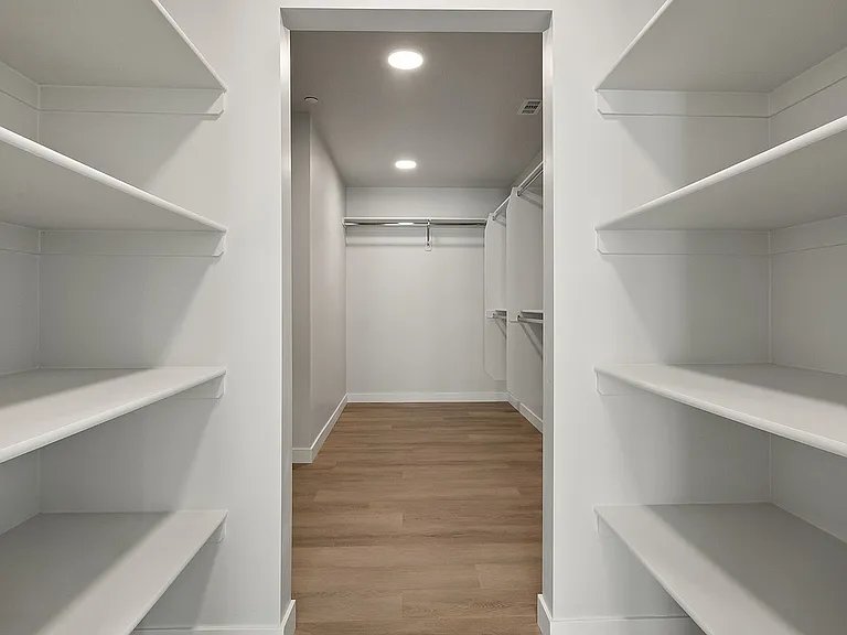Dione | Walkin Closet-Main