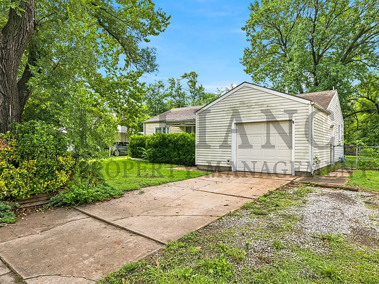 1401 W Calvert St — Photo 3