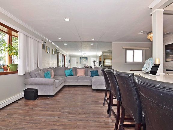 5th image of 86 Colonial Dr