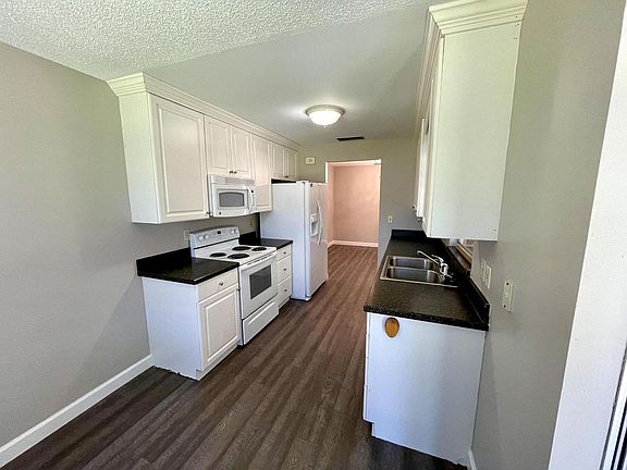 4th image of 2622 Sweetland Ave