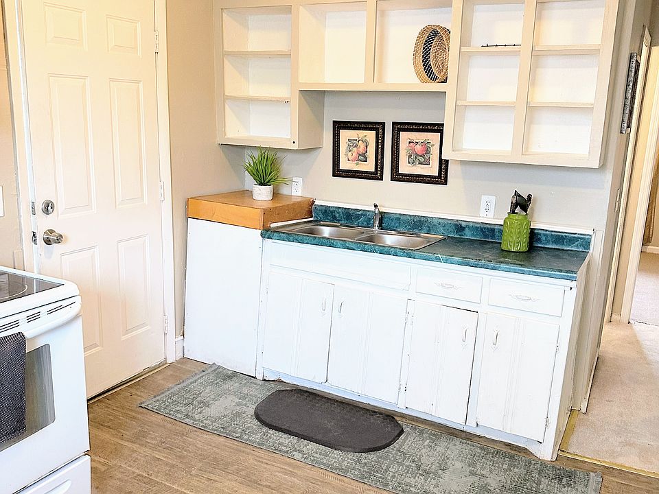 Side entrance to kitchen .
