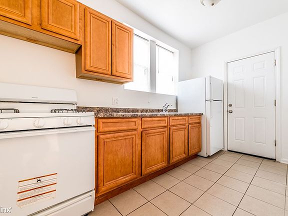 2610 N Laramie Ave Apartments Chicago Kitchen_01