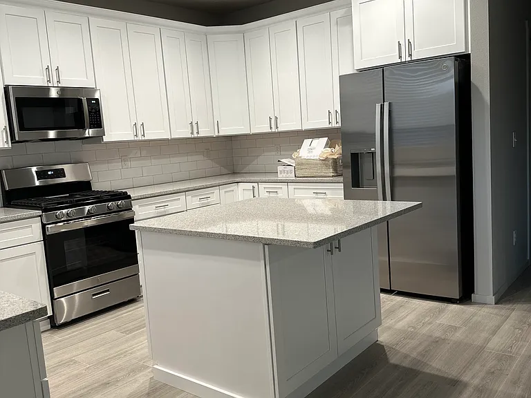 Kitchen. Brand new appliances.