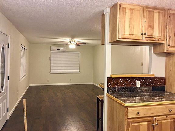 5th image of 806 S Vanderveer St