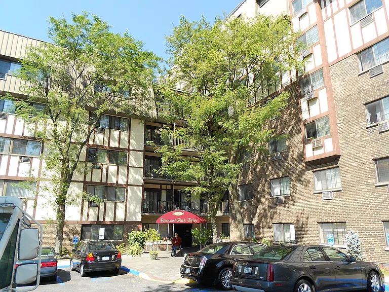 2 Elmwood Park Dr #512 — Photo 1