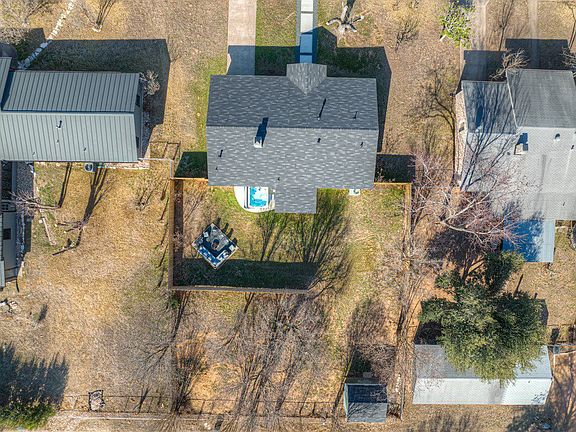 2nd image of 205 NW Glenmoor Dr
